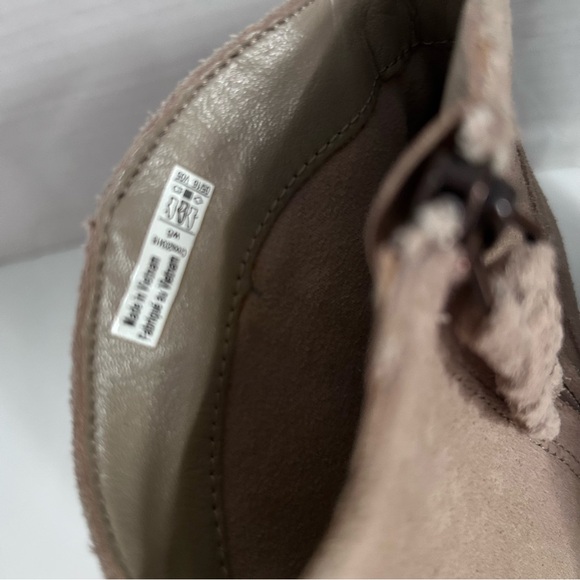 Beige Crocs short suede ankle boots size 5W - Picture 2 of 8